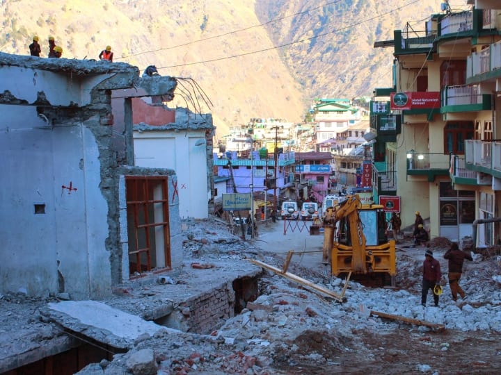 Joshimath Landslide DM proposes 3 options affected mitigation decided after final survey report Joshimath Sinking: जोशीमठ में प्रभावित लोगों के सामने ये तीन ऑप्शन, सरकार के पक्ष में करनी होगी जमीन की रजिस्ट्री