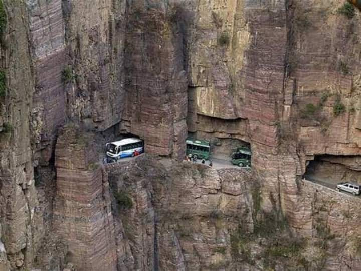 Dangerous Roads:आज आपको लिए चलते हैं उन खतरनाक सड़कों की तरफ जिन्हें देखकर आप तो क्या अच्छे-अच्छे प्रोफेशनल ड्राइवर के भी पसीने छूट जाएंगे.यहां गाड़ी चलाने के लिए स्किल के साथ हिम्मत भी चाहिए.