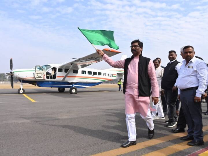 Jharkhand: जमशेदपुर से कोलकाता और भुवनेश्वर से लिए शुरू हुई फ्लाइट, सीएम सोरेन ने दिखाई हरी झंडी Flight started from Jamshedpur to Kolkata and Bhubaneswar Hemant Soren ndia One Airlines Jharkhand: जमशेदपुर से कोलकाता और भुवनेश्वर से लिए शुरू हुई फ्लाइट, सीएम सोरेन ने दिखाई हरी झंडी