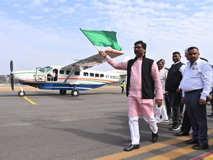 Flight started from Jamshedpur to Kolkata and Bhubaneswar Hemant Soren ndia One Airlines Jharkhand:  जमशेदपुर से कोलकाता और भुवनेश्वर से लिए शुरू हुई फ्लाइट, सीएम सोरेन ने दिखाई हरी झंडी
