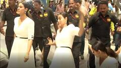 इन एक्ट्रेसेस को अपनी हाई हील्स की वजह से झेलनी पड़ी शर्मिंदगी, सरेआम बिगड़ गई चाल