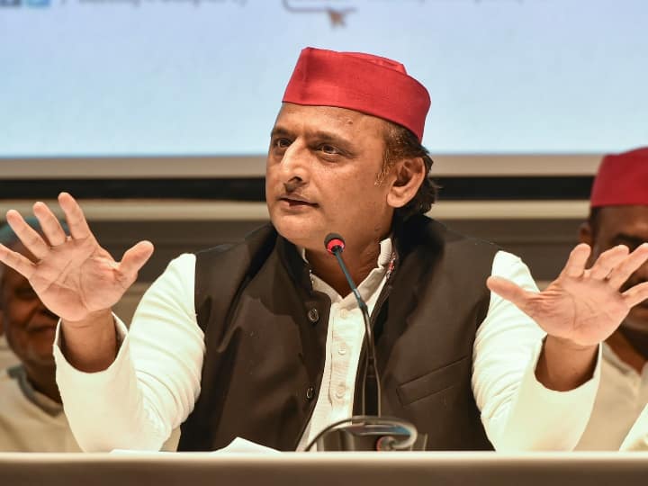 Akhilesh Yadav got angry case registered against Swami Prasad Maurya on Ramcharitmanas Controversy BJP UP Politics: स्वामी प्रसाद मौर्य पर केस दर्ज हुआ तो भड़के अखिलेश यादव, BJP पर लगाया गंभीर आरोप