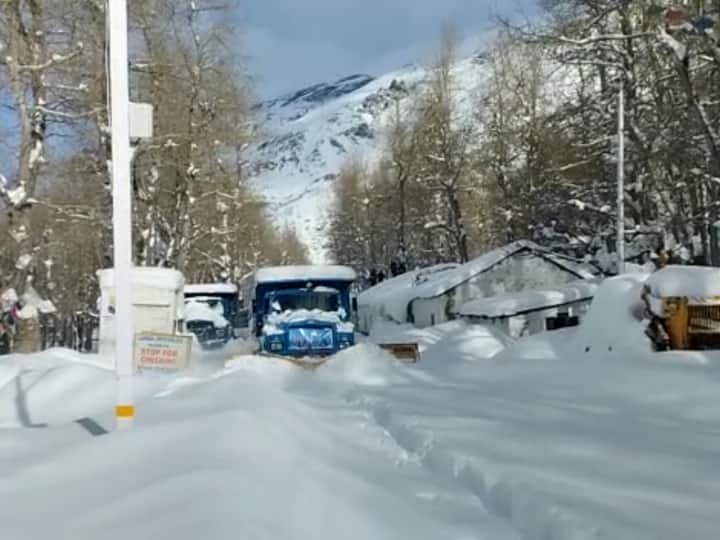 Himachal Pradesh Snowfall Three National Highway and 479 Roads Closed Due to Heavy Snowfall Himachal Pradesh Snowfall: हिमाचल प्रदेश में भारी बर्फबारी से जनजीवन बेहाल, तीन नेशनल हाईवे सहित 479 सड़कें बंद