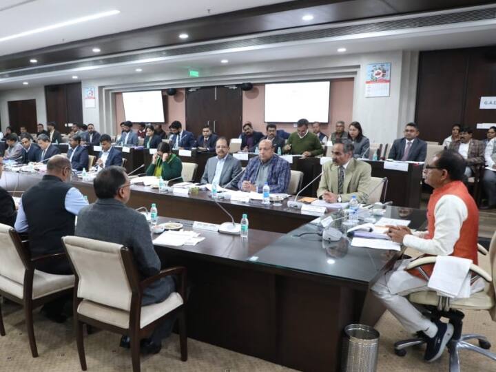 CM Shivraj Singh Chouhan government reviewed Government run schemes during collector commissioner conference bhopal ann MP Government Schemes: CM शिवराज ने की सरकारी योजनाओं की समीक्षा, कलेक्टर-कमिश्नर कॉन्फ्रेंस में दिए निर्देश