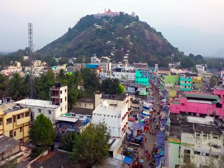 பழனி கோவில் கருவறையை செல்போனில் படம் பிடித்து இணையத்தில் வெளியீடு - பக்தர்கள் அதிர்ச்சி