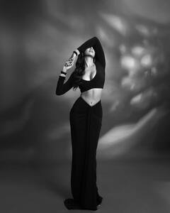 Esha Gupta Hot Photoshoot: ईशा गुप्ताच्या नव्या फोटोशूटची चर्चा, कर्व्ही फिगरने वेधलं लक्ष!