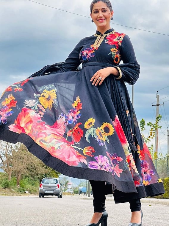 ब्लैक फ्लोरल सूट में छाईं सपना चौधरी
