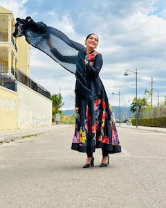 Sapna Choudhary: काले सूट में हरियाणवी डांसर सपना चौधरी ने ढाया कहर, हवा में उड़ता दुपट्टा ले गया फैंस का दिल!