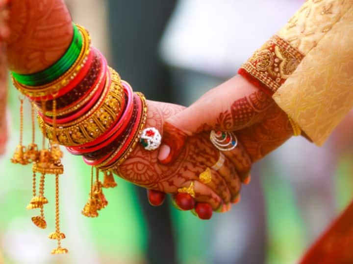 Holi 2023 date newly married womens should not make these mistakes on holi colors festival Holi 2023:લગ્ન બાદ આપની પહેલી હોળી છે તો ભૂલથી પણ ન કરો આ કામ, થઇ શકે છે આ હાનિ