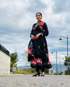 Sapna Choudhary: काले सूट में हरियाणवी डांसर सपना चौधरी ने ढाया कहर, हवा में उड़ता दुपट्टा ले गया फैंस का दिल!