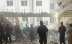 Peshawar Blast: সামনের সারিতে বসে নমাজপাঠ আত্মঘাতী জঙ্গির! লাশের সারি পেশোয়ারের রাস্তায়