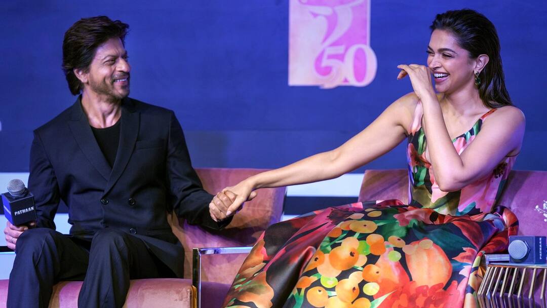 Deepika on Shah Rukh: I wouldn't be here if it wasn't for Shah Rukh, said Deepika, Shah Rukh sang Aankho Me Teri for her Deepika on Shah Rukh: কিং খানের গলায় 'আঁখো মে তেরি', দীপিকা বললেন, 'শাহরুখ না থাকলে আমি এখানে থাকতাম না'