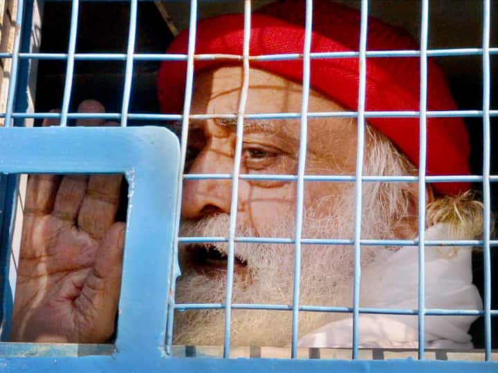 rape convict Asaram life Imprisonment victim father explained how he stuck to godman know whole story अच्छा कमाता था पर जीवन में उदासी थी, 2002 में आसाराम से जुड़ा और... पढ़ें, पीड़ित परिवार के दर्द की पूरी दास्तां