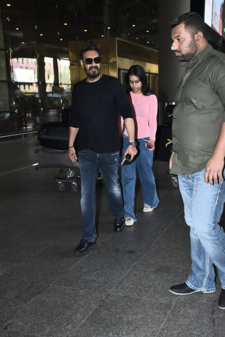 पिता के पीछे झुकी हुई नजरों के साथ चलती हुई न्यासा देवगन की ये तस्वीरें सोशल मीडिया पर आग की तरह वायरल हो रही हैं.