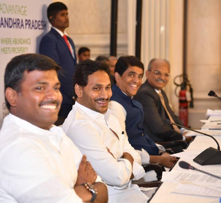 ఏపీ సీఎం జగన్ తో పాటుగా మంత్రులు బుగ్గన, అమర్నాథ్