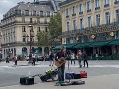 पेरिस की सड़कों पर युवक ने गाया लता मंगेशकर का गाना 'अजीब दास्तां...', इंटरनेट पर हुआ वायरल  