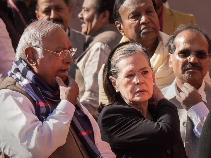 Budget Session 2023: खराब मौसम या विरोध! BRS-AAP के बाद अब कांग्रेस ने भी किया राष्ट्रपति अभिभाषण से किनारा, ये नेता नहीं होंगे शामिल mallikarjun kharge and congress leaders not attending president speech budget session 2023 Budget Session 2023: खराब मौसम या विरोध! BRS-AAP के बाद अब कांग्रेस ने भी किया राष्ट्रपति अभिभाषण से किनारा, ये नेता नहीं होंगे शामिल
