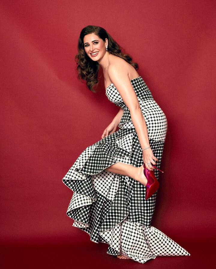 पार्टी में अपने आप को स्टाइलिश दिखाने के लिए आप भी इस तरह के लुक को कॉपी कर सकती है. हर किसी की नजर आप पर ठहर जाएगी.