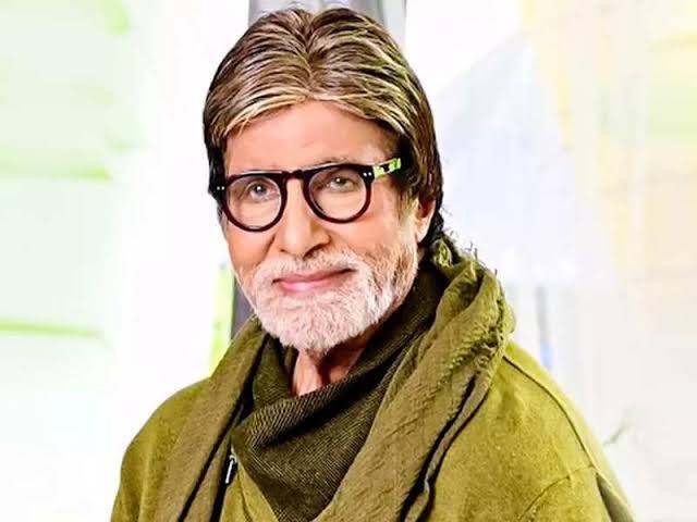 अगर हम दिग्गज अभिनेता अमिताभ बच्चन (Amitabh Bachchan) की बात करें तो उन्होंने नैनीताल के स्कूल से इंटर तक पढ़ाई की और उसके बाद में दिल्ली के किरोड़ीमल कॉलेज से BSC का कोर्स भी किया. (Photo- Instagram)