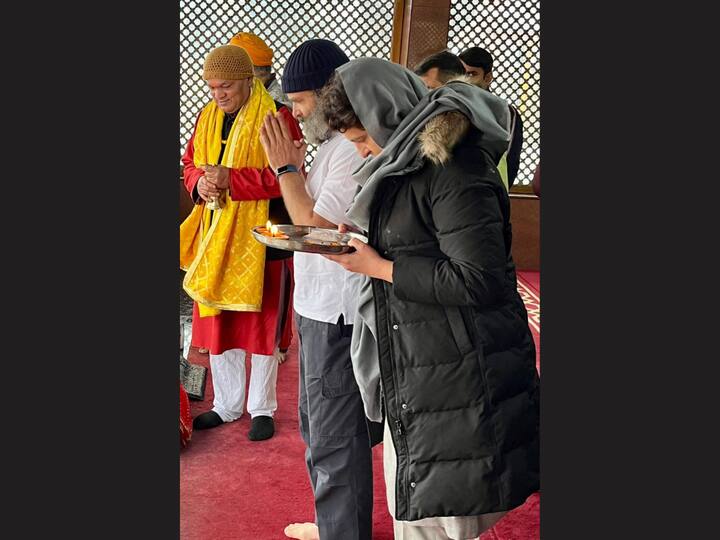 Priyanka Gandhi Vadra holds the 'Arti Thali' in her hand at the temple and seeks blessings of the deity. (Image Source: Twitter | @ANI)