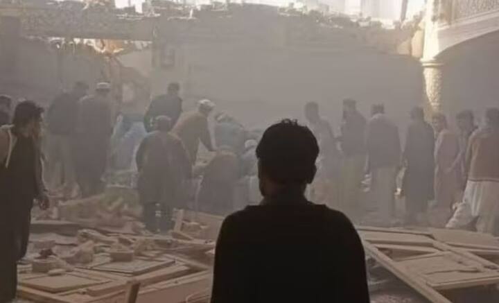 দুপুরের নমাজ চলছিল মসজিদে। সেই নিস্তব্ধতা ভেদ করে আচমকা তীব্র বিস্ফোরণ। মুহূর্তের মধ্যে রক্তে ভেসে গেল চারিদিক।