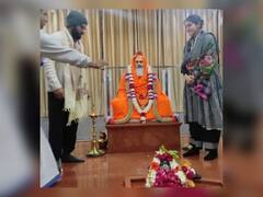 In Pics : विराट पत्नी अनुष्कासोबत देवदर्शनाला, ऋषीकेशच्या मंदिरात साधू-संतांचा घेतला आशिर्वाद