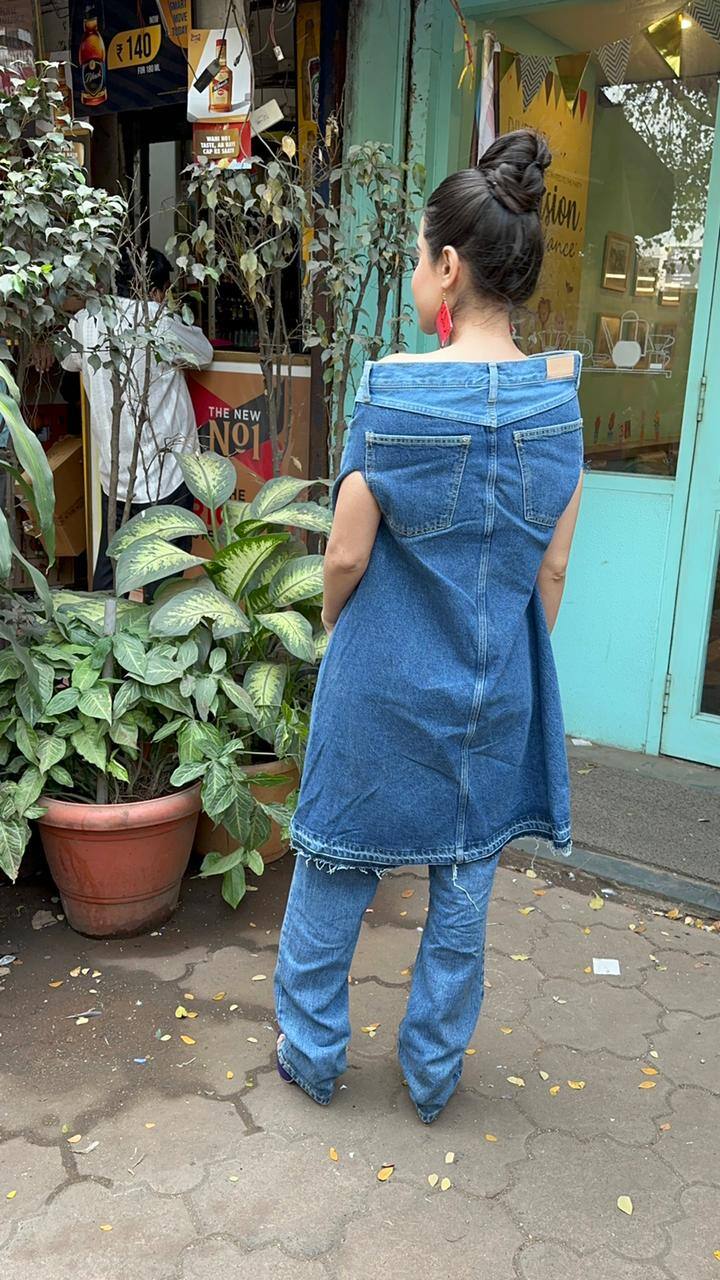 আর আজ একটি ক্যাফের বাইরে ছবি শিকারীদের সামনে অভিনব পোশাকে ধরে দিলেন উরফি জাভেদ (Urfi Javed)। একটি ডেনিম জিন্স কেটে সেটাকেই টপ হিসেবে ব্যবহার করেছেন উরফি।