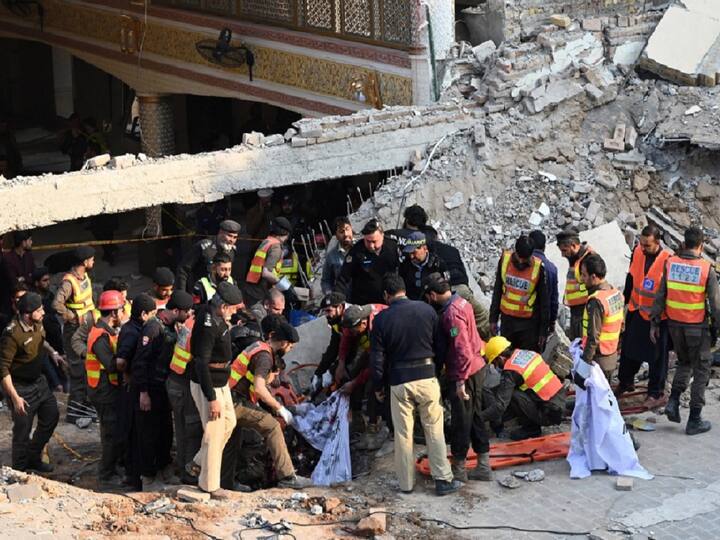 Pakistan Mosque Blast : पाकिस्तानात (Pakistan) सोमवारी पेशावरमध्ये (Peshawar) सोमवारी नमाज पठणाच्या वेळीच मशिदीमध्ये (Mosque) मोठा बॉम्बस्फोट (Blast in Mosque) झाला.