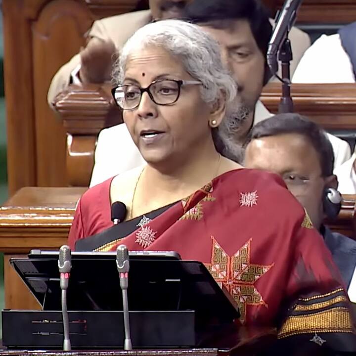 সেসব বিষয়ে নজর রেখেই সম্ভবত এবার রেল খাতে বিশাল পরিমাণ বরাদ্দের কথা ঘোষণা করা হল। ২০২৩ সালে রেলে আরও বেসরকারি বিনিয়োগ আসতে চলেছে বলে জানান অর্থমন্ত্রী।