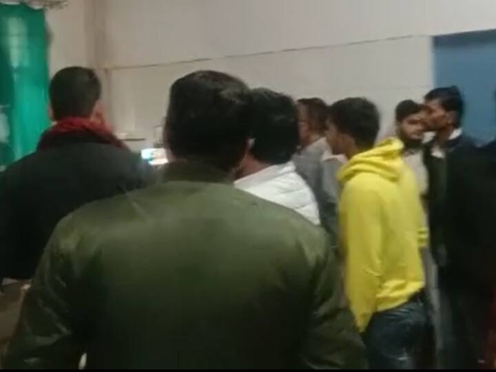 Barabanki News: बाराबंकी के स्कूल में अचानक बेहोश हो गई आधा दर्जन छात्राएं, टीचर्स का भी हुआ बुरा हाल, ये है मामला Barabanki half dozen girl students fainted due to poisonous gas in the school ANN Barabanki News: बाराबंकी के स्कूल में अचानक बेहोश हो गई आधा दर्जन छात्राएं, टीचर्स का भी हुआ बुरा हाल, ये है मामला