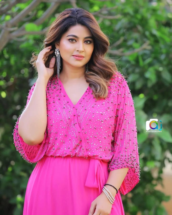 స్నేహ.. పక్కింటి అమ్మాయిలా.. మన ఇంటి ఆడపడుచులా ఆకట్టుకొనే బాపు బొమ్మ ఇప్పటికీ తరగని అందంతో మెస్మరైజ్ చేస్తోంది.