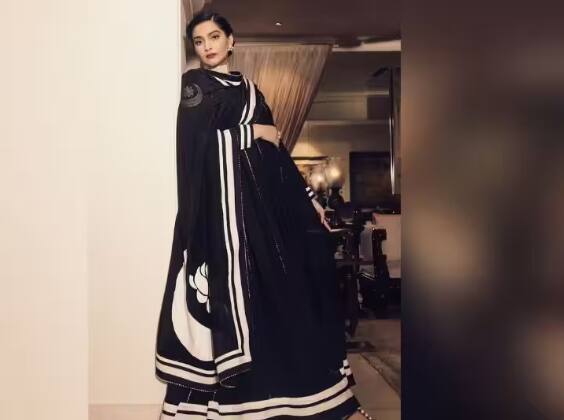 Sonam Kapoor Dresses: ਬਾਲੀਵੁੱਡ ਅਦਾਕਾਰਾ ਸੋਨਮ ਕਪੂਰ ਆਪਣੇ ਹਰ ਅੰਦਾਜ਼ ਨਾਲ ਲੋਕਾਂ ਨੂੰ ਦੀਵਾਨਾ ਬਣਾ ਲੈਂਦੀ ਹੈ। ਹਾਲ ਹੀ 'ਚ ਅਦਾਕਾਰਾ ਨੇ ਕਾਲੇ ਅਨਾਰਕਲੀ ਸੂਟ 'ਚ ਆਪਣੀਆਂ ਤਾਜ਼ਾ ਤਸਵੀਰਾਂ ਸ਼ੇਅਰ ਕੀਤੀਆਂ ਹਨ।