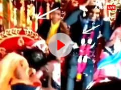Video: स्टेज पर चढ़कर साली ने जीजा को कर दिया ऐसा किस, देखती रह गई दुल्हन, वीडियो वायरल