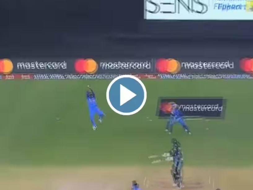suryakumar yadav took splendid catch of finn allen in ind vs nz 3rd t20i see video VIDEO: સૂર્યકુમાર યાદવે કર્યો શાનદાર કેચ, વીડિયોમાં જુઓ કઈ રીતે વિકેટ ગુમાવી બેઠો Finn Allen