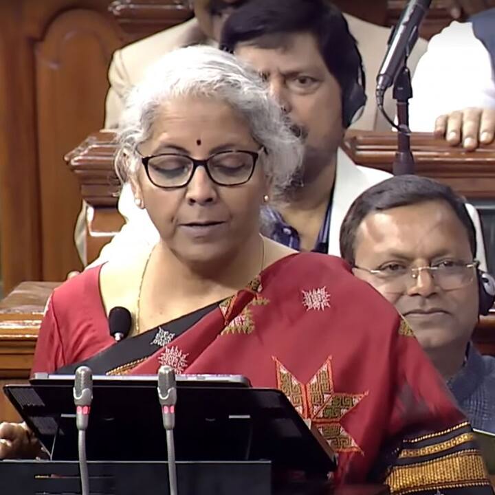 রেল প্রকল্পগুলির জন্য ২ লক্ষ ৪০ হাজার কোটি টাকা বরাদ্দ করা হচ্ছে বলে ঘোষণা করেন অর্থমন্ত্রী।