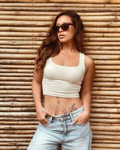 Krishna Shroff Photos: टाइगर श्रॉफ की बहन कृष्णा ने कैजुअल लुक में ढाया कहर, कैमरे के सामने फ्लॉन्ट किए टैटूज़