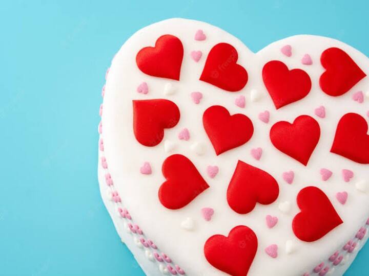 valentine day 2023 order cake online for your partner from these websites, will arrive at your home at 12 pm Valentine's Day: वैलेंटाइंस डे पर पार्टनर को गिफ्ट करना है केक, ये ऑनलाइन वेबसाइट्स करेंगी आपकी मदद