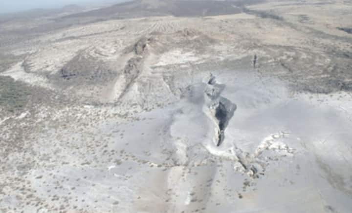 বিজ্ঞানীরা জানিয়েছেন, পরিবর্তনই বিশ্ব সংসারের একমাত্র ধ্রুবক। পৃথিবী মোটেই কোনও স্থিতিশীল গ্রহ নয়। ভৌগলিক পরিবর্তন সর্বদাই ঘটে চলে, মাটির উপরে এবং নিচে। টেকটোনিক প্লেটও সর্বদা সচল থাকে। ভূমিকম্প, সুনামি, অগ্ন্যুৎপাতের সময়ই সেগুলির উপর নজর পড়ে।