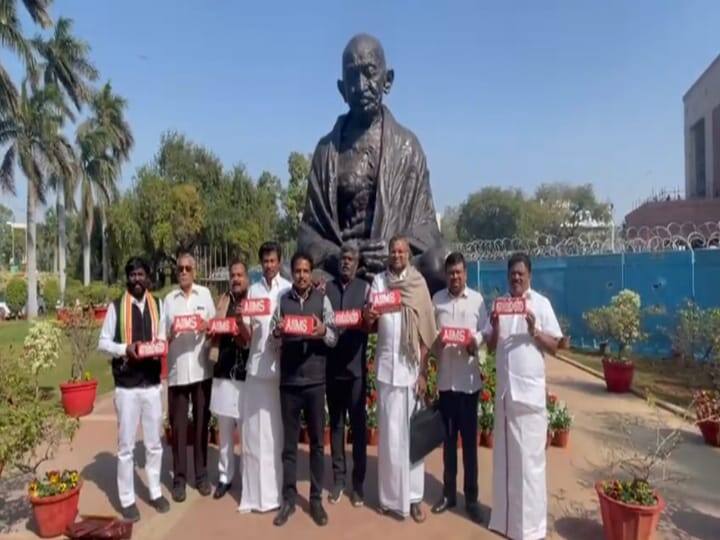 Where are the funds for Madurai AIIMS Hospital? Tamil Nadu M.P.s who participated in our protest TNN மதுரை எய்ம்ஸ் மருத்துவமனைக்கு நிதி எங்கே ? -  கையில் செங்கலுடன் தமிழக எம்.பிக்கள் போராட்டம்