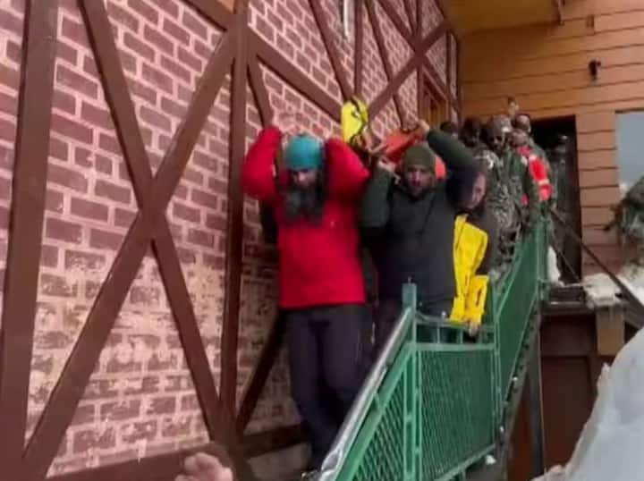 ગુલમર્ગ હિમપ્રપાતમાં બચાવ કામગીરી, બારામુલા પોલીસની ટીમ અન્યો સાથે કામ પર છે. અત્યાર સુધીમાં 19 વિદેશી નાગરિકોને સફળતાપૂર્વક બચાવી લેવામાં આવ્યા છે, 2 વિદેશી નાગરિકોના મૃતદેહને તબીબી કાનૂની પ્રક્રિયા માટે હોસ્પિટલમાં ખસેડવામાં આવી રહ્યા છે.