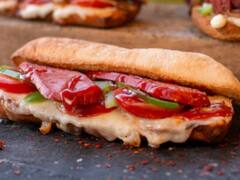 Chicken Sausage Sandwich: घर पर देने जा रहे हैं इफ्तार की पार्टी, तो बनाएं चिकन सॉसेज सैंडविच रेसिपी