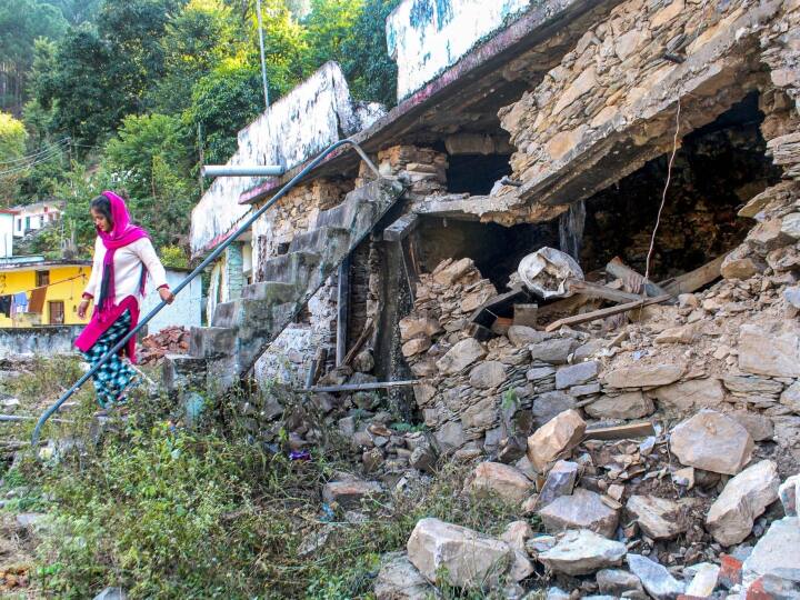 विशेषज्ञों की मानें तो जमीन में इन दरारों की वजह ऋषिकेश-कर्णप्रयाग रेल लाइन है.