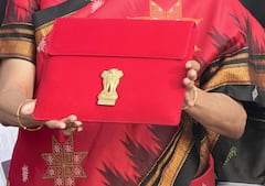 Nirmala Sitharaman Budget Saree: লাল খোল, কালো টেম্পল বর্ডার, এবারও নজর কাড়ছে অর্থমন্ত্রীর শাড়ি