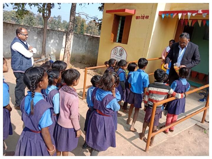 School Closed Ahead Time Notice To Package Coordinator This Action Taken On Two Teachers ANN Chhattisgarh News: समय से पहले बंद मिला स्कूल तो थमाया नोटिस, दो शिक्षकों पर की गई ये कार्रवाई