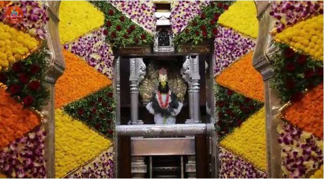 माघी एकादशी निमित्त पंढरपूरच्या विठ्ठल मंदिराला फुलांची आकर्षक सजावट करण्यात आली आहे.