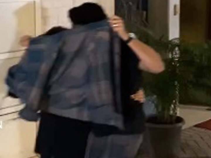 Farhan Akhtar and Amrita Arora hide their faces with jacket Kareena Kapoor Party video viral Kareena Kapoor की पार्टी से मुंह छुपाकर भागे ये स्टार्स, एक ही कोट में ख़ुद को किया कवर