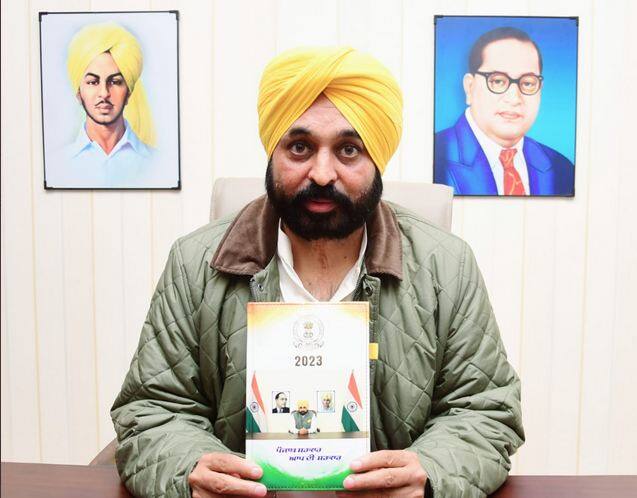 CM Bhagwant Mann published his photo in the official diary, leaving no chance for publicity Punjab News: ਸੀਐਮ ਭਗਵੰਤ ਮਾਨ ਨੇ ਸਰਕਾਰੀ ਡਾਇਰੀ 'ਤੇ ਛਪਵਾਈ ਆਪਣੀ ਫੋਟੋ, ਮਸ਼ਹੂਰੀ ਦਾ ਕੋਈ ਮੌਕਾ ਨਹੀਂ ਛੱਡਦੇ...