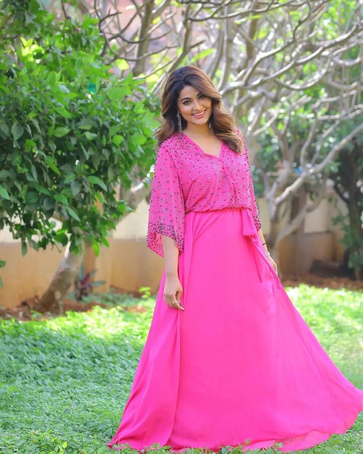స్నేహ కొత్త లుక్ ( Image Credit: Sneha/Instagram)