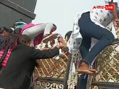 नालंदा में परीक्षा में लेट हुए तो छात्रों ने काटा बवाल, जमकर की मारपीट, पुलिस ने खदेड़ा तो पकड़ने लगे पैर