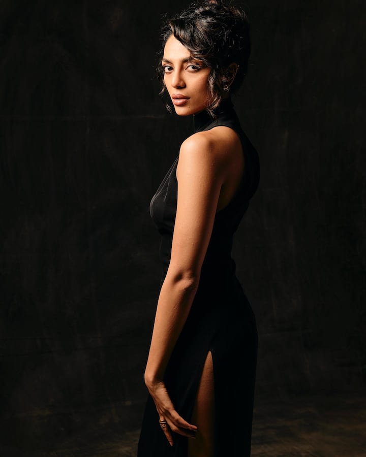 హాట్ స్టార్ లో త్వరలో స్ట్రీమింగ్ కాబోతున్న గూఢచారి థ్రిల్లర్ సిరీస్ 'ది నైట్ మేనేజర్' ప్రోమోషన్స్ లో బిజీబిజీగా ఉంటోంది.  Image credit: Shobhita Dhulipala/ Instagram